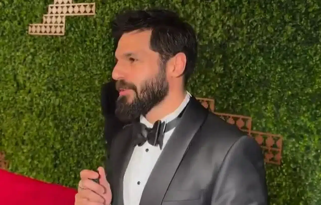 Uluslararası basın Serkan Çayoğlu’nu konuşuyor: Kırmızı halı çıkışı gecenin ritmini değiştirdi!