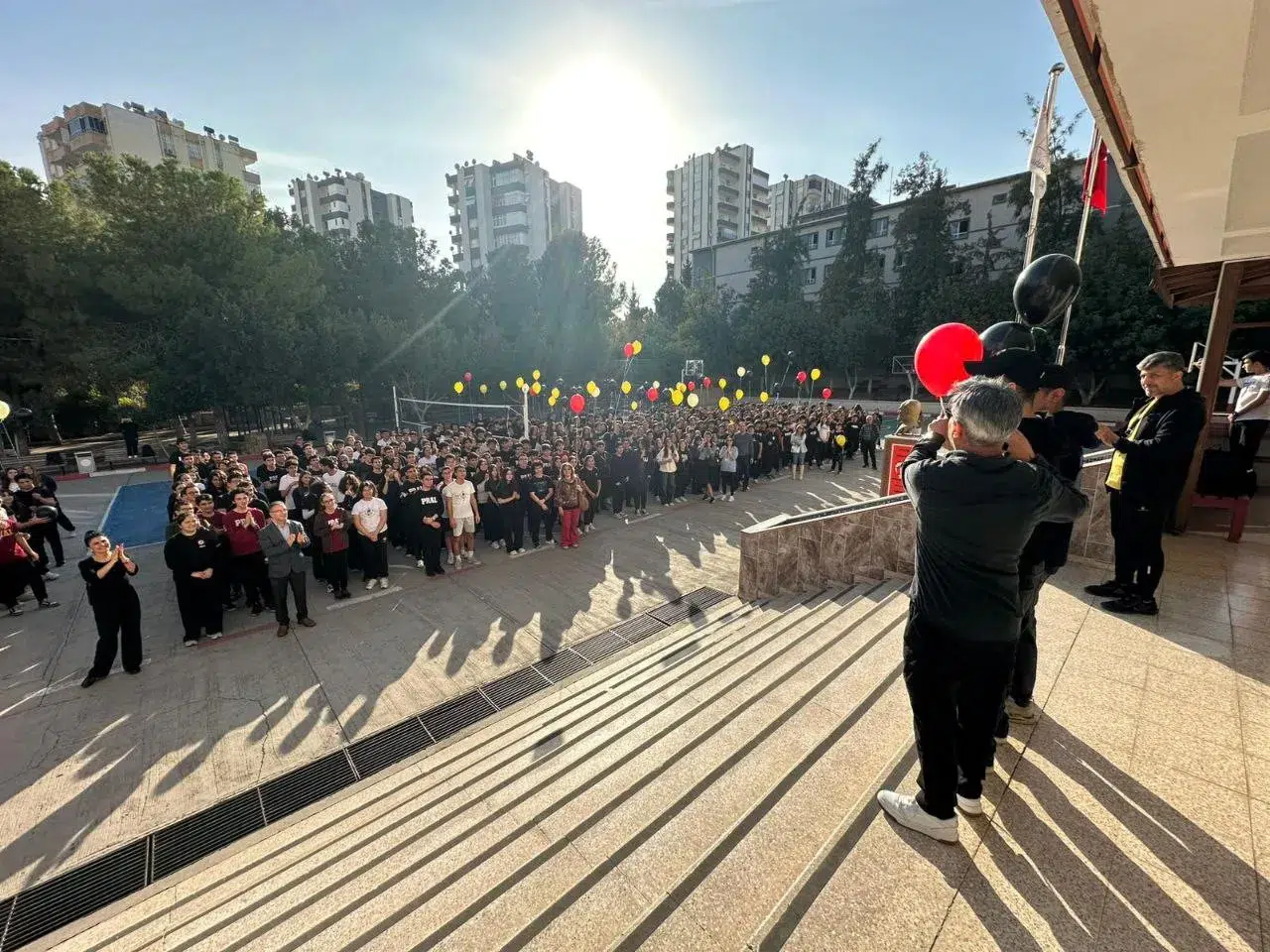 Dönüşleri gözleri doldurdu... İki öğrenci kanseri yendi, okula balonlarla döndü!