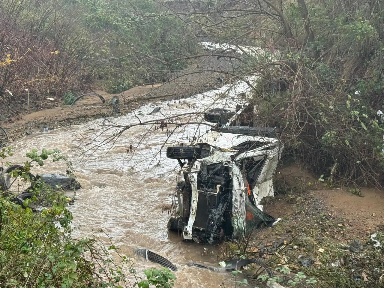 Yol çöktü, pikap ve kamyonet dereye düştü: Sarıyer’de sel paniği