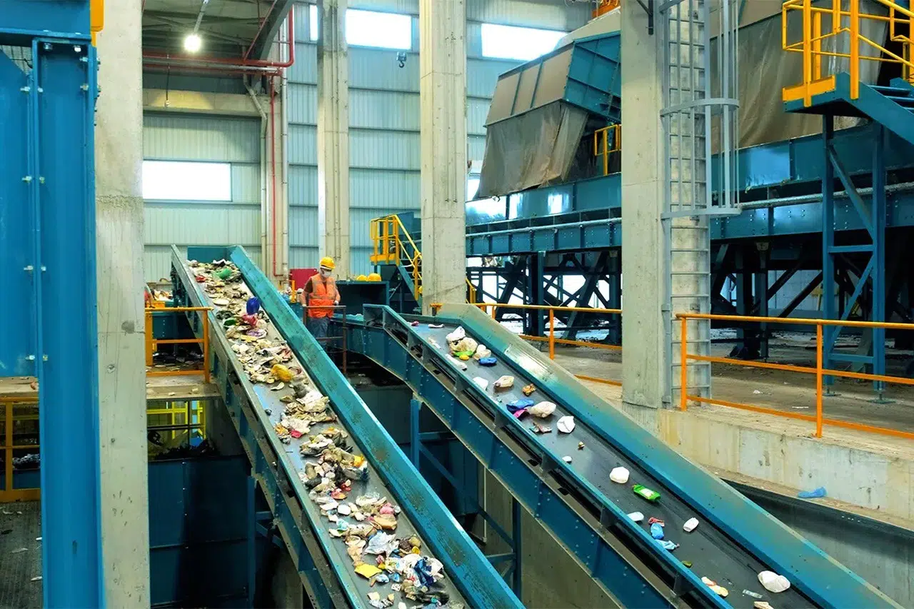 Katı atık tesisinde isyan: İşçiler 'Paramız yatmadan kapı açılmaz' dedi