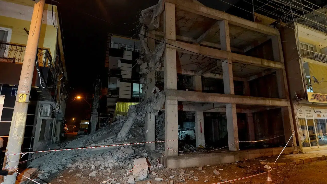 Bayraklı’da yıkımda korkutan anlar: Beton bloklar komşu eve indi