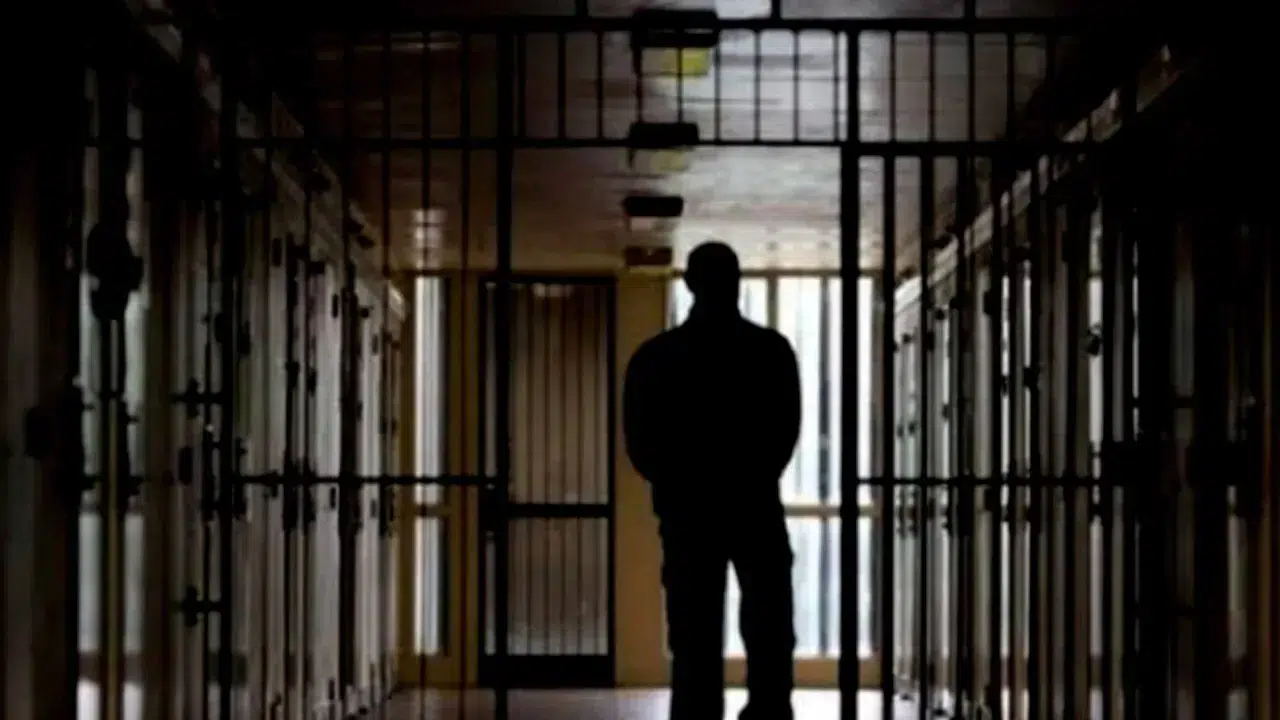 Cezaevinde kanlı isyan! Mahkûmlar birbirine girdi