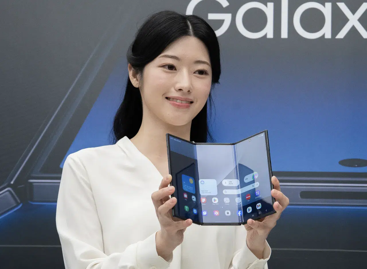 Samsung üçe katlanan ilk telefonunu tanıttı