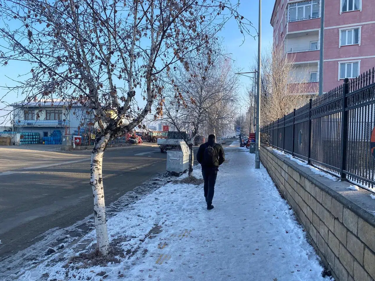 Soğuk hava Doğu’da dereleri dondurdu, yollar buz tuttu!