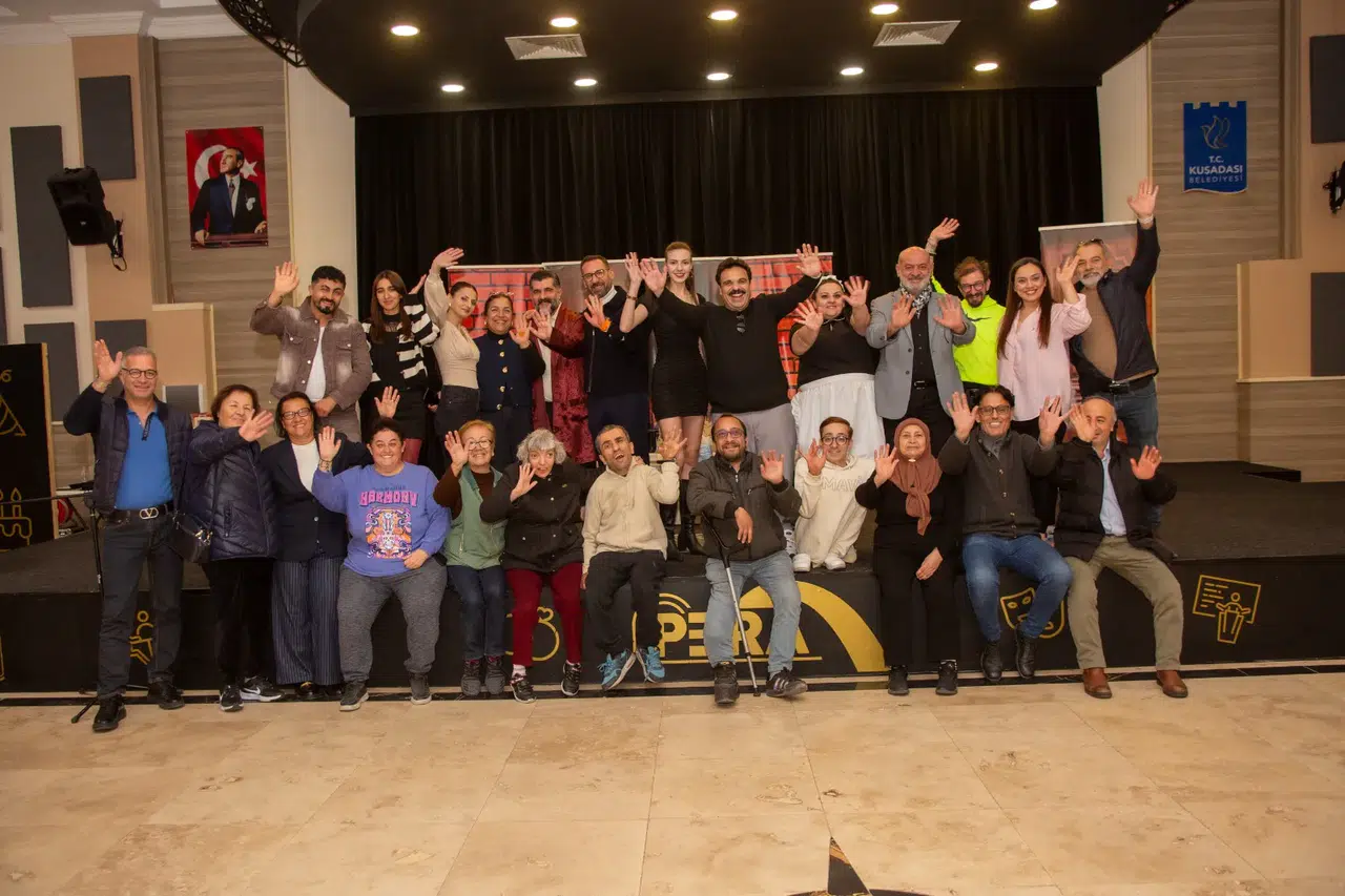 Okan Karacan sahneye damga vurdu: Kuşadası’nda salon dolu, alkışlar bitmedi