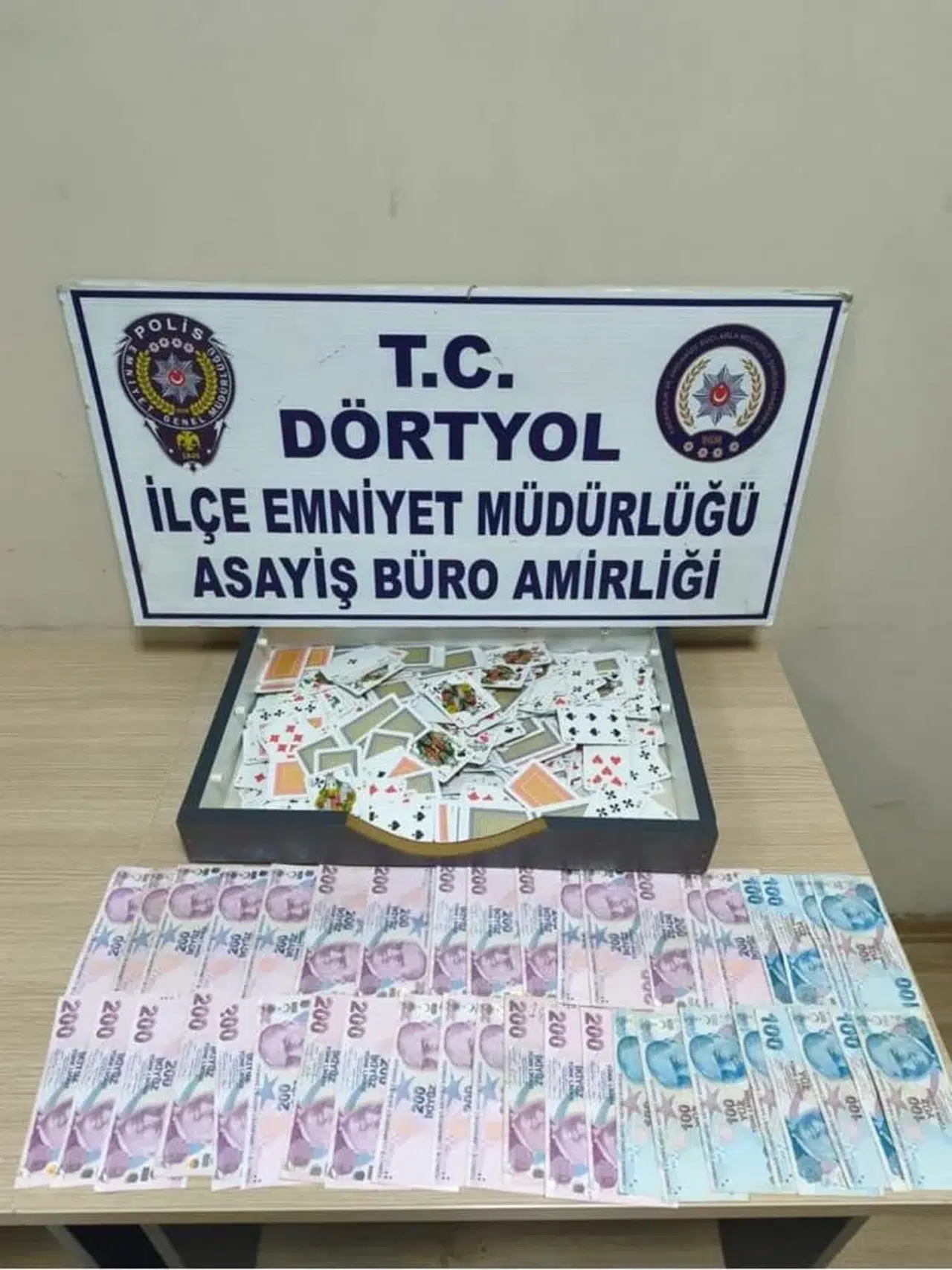 Dörtyol’da kumar operasyonu: Para ve iskambil kâğıtlarına el konuldu!