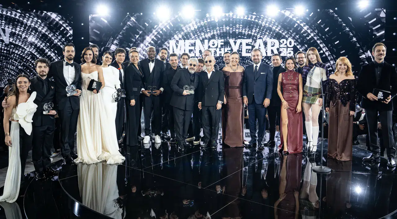 Sahnede gözyaşları sel oldu! Ünlü oyuncu ödülünü hayatının kadınlarına ithaf etti