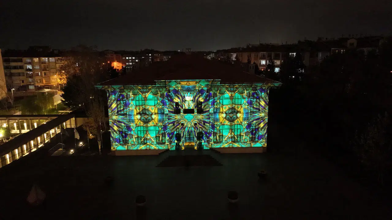 Konya’nın tarihi Taş Binası ışıkla canlanıyor: Video mapping gösterisi başladı
