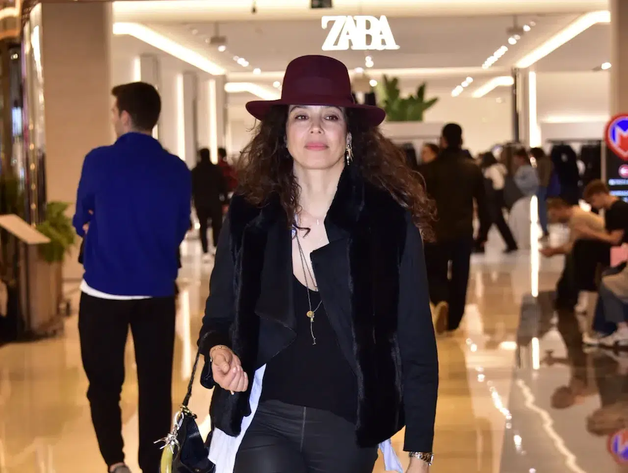 Eski Türkiye güzeli Azra Akın’dan alışveriş molası