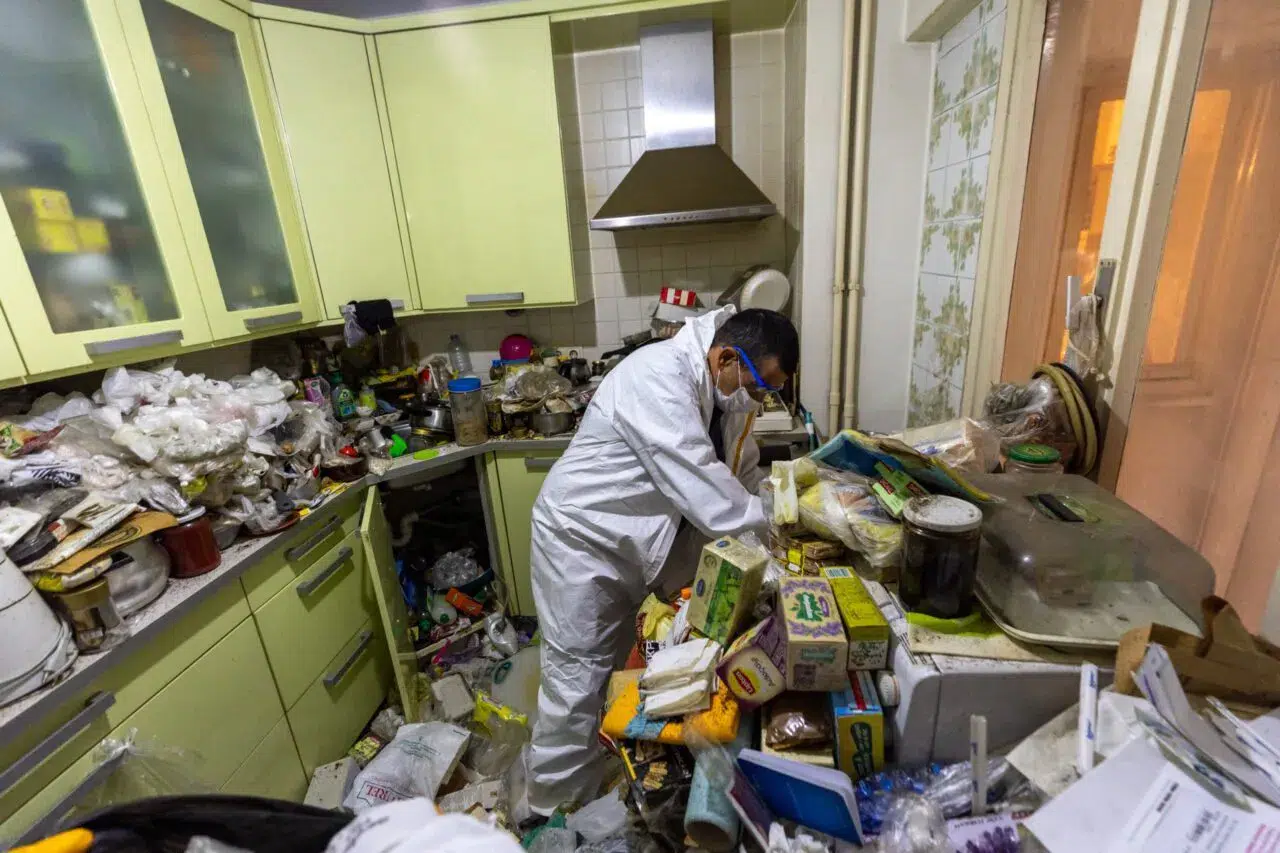 Alsancak’ta kötü koku ihbarı: Evden kamyonlarca çöp çıktı!