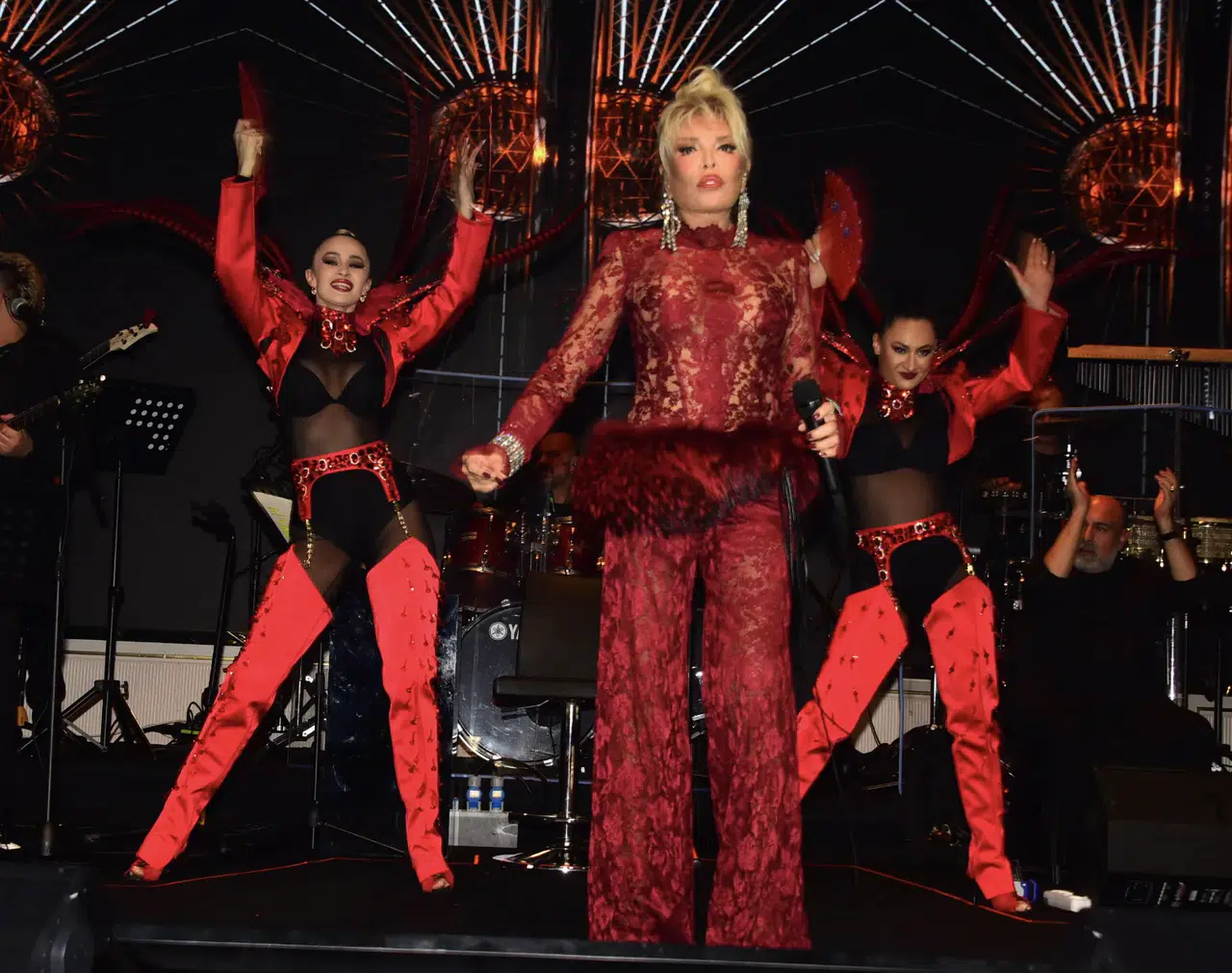 Ajda Pekkan sahnede yine büyüledi!