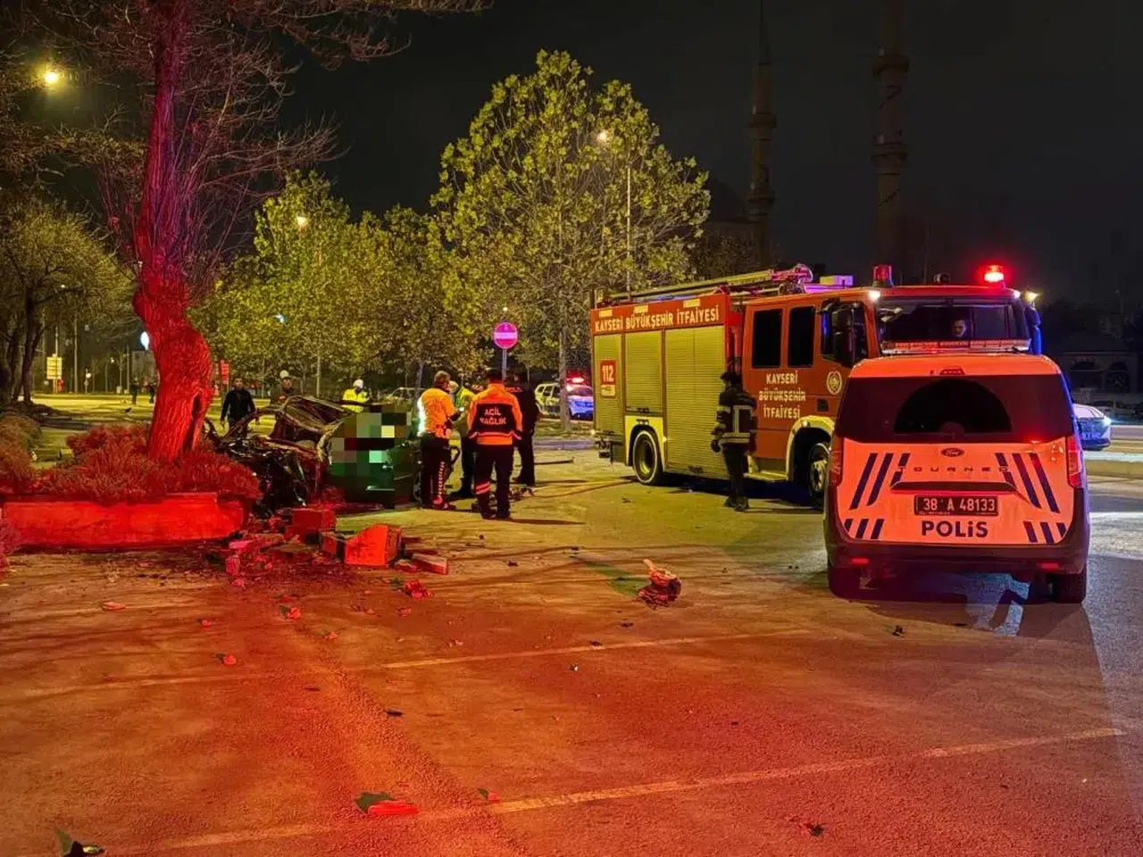 Levhaları devirdi, ağaca çarptı! Kayseri’de feci kaza