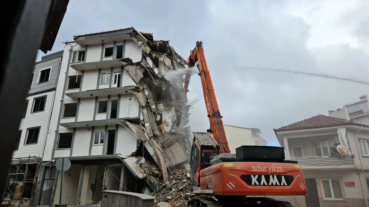 Sındırgı’da deprem sonrası ağır hasarlı binaların yıkımı sürüyor