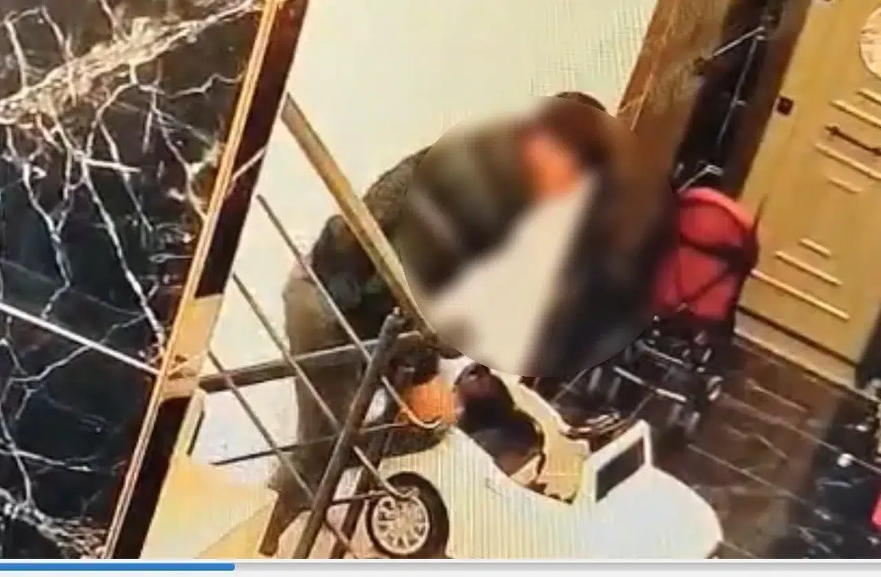 Mersin'de akılalmaz hırsızlık! Çocukların akülü arabasını çalan zanlılar kameraya yakalandı