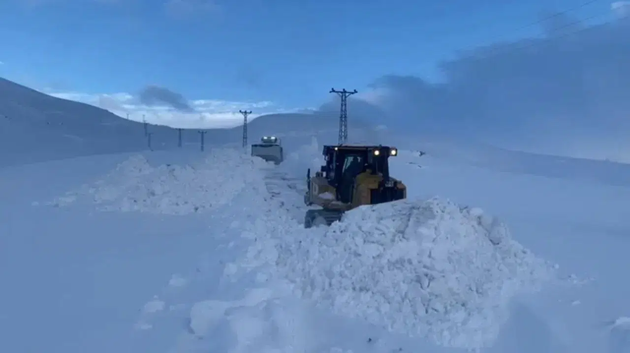 Şırnak’ta kış sert yüzünü gösterdi... Zirveler beyaza gömüldü, kar 1 metreyi aştı!