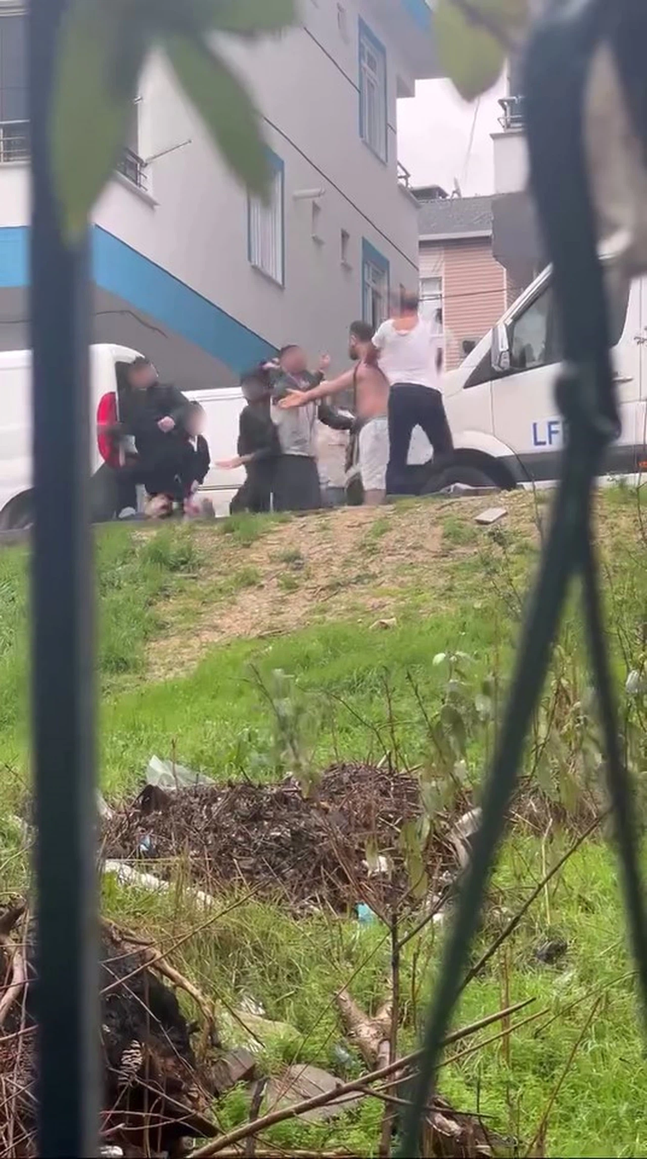 Sopa, kemer ve bıçaklar... : Başakşehir’de aile kavgası!