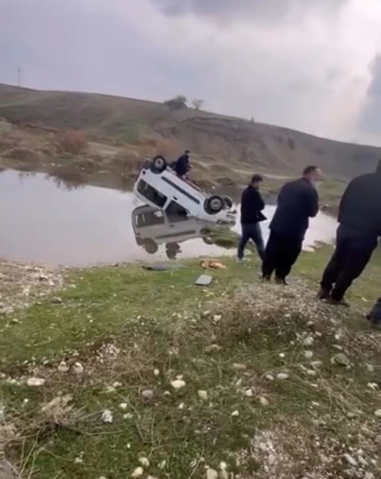 Batman’da takla üstüne takla... Sürücü gölete uçtu!