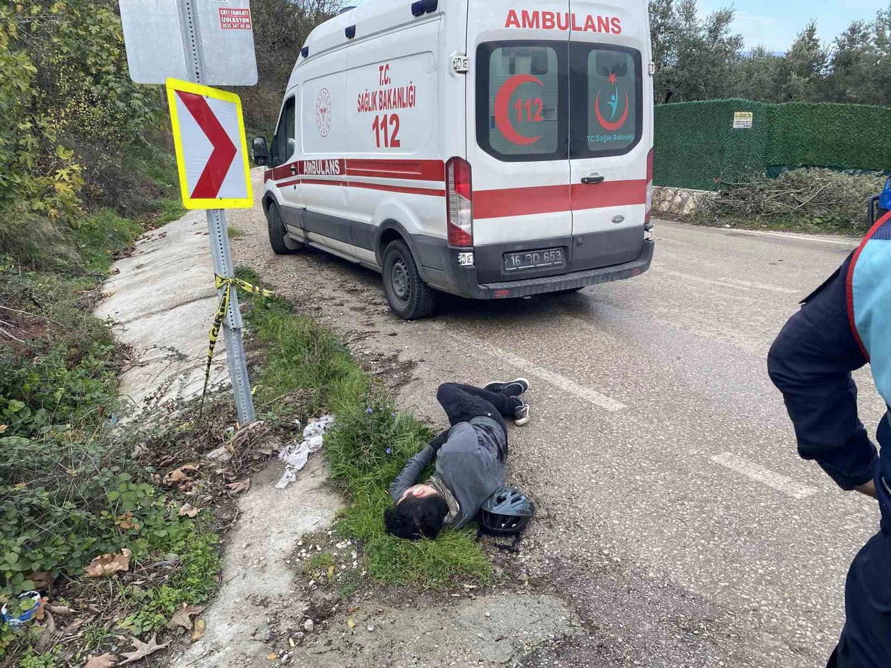 Virajda facia eşiğinden dönüldü: Bisikletli genç çarpışmamak için su giderine uçtu!