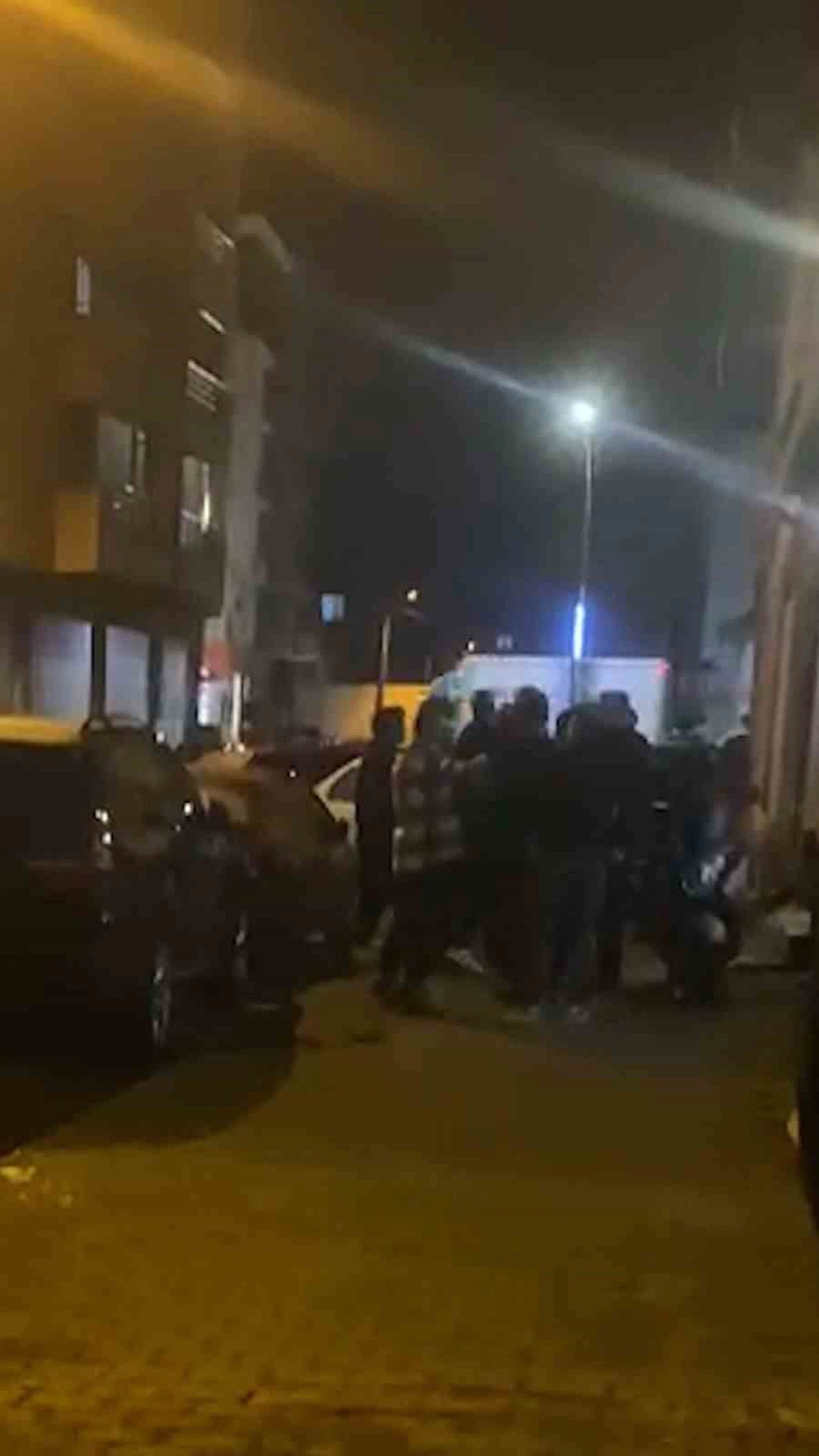 Sözlü tartışma bir anda büyüdü... Yumrukların havada uçuştuğu anlar kamerada!