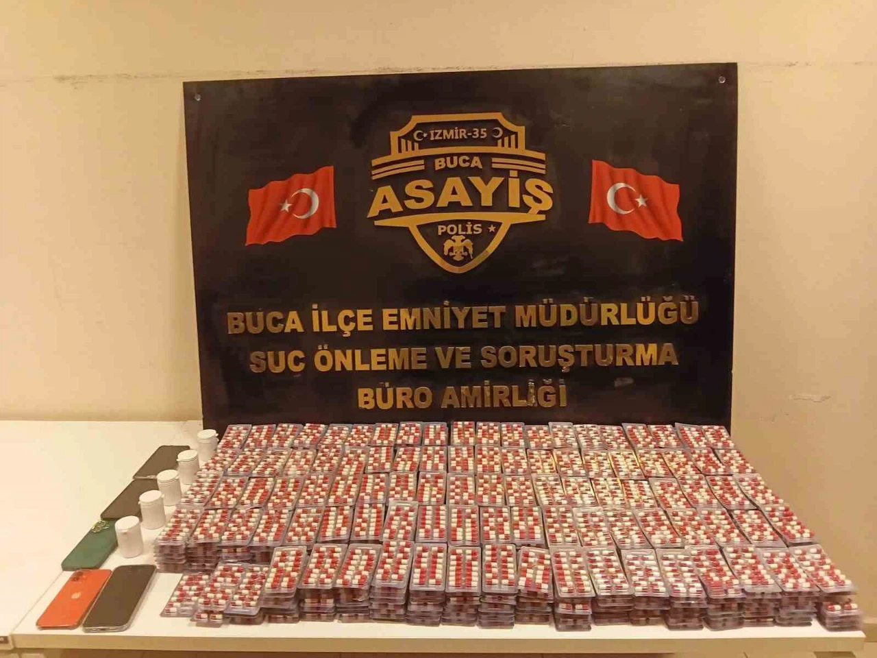 Buca’da şaşırtan operasyon: Evden binlerce hap çıktı