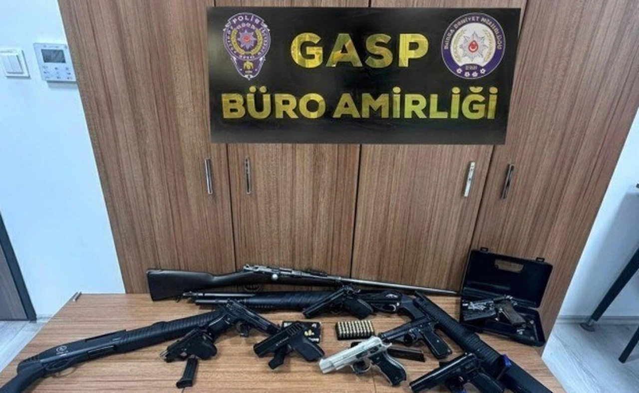 Bursa’da silah deposu baskını: Çok sayıda silah yakalandı!