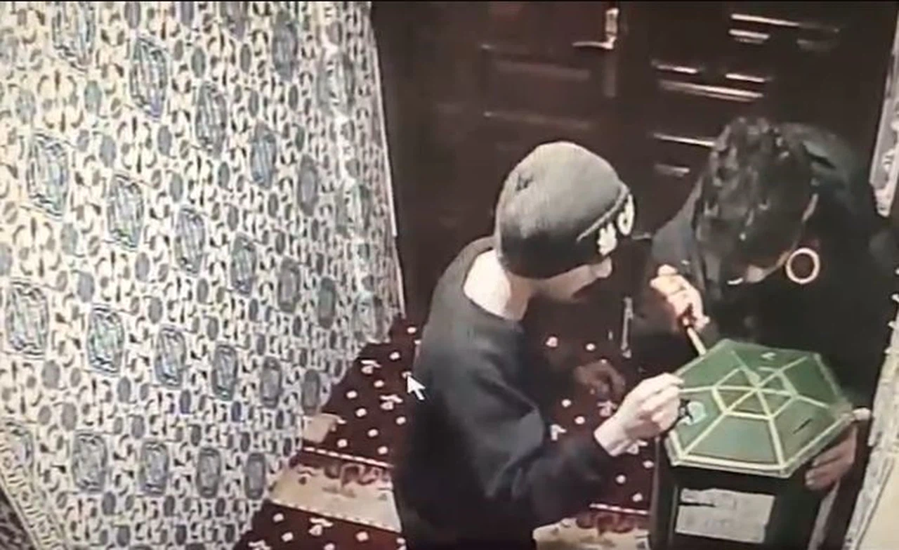 Burdur’da camiye girip bağış kutusunu zorladılar, ama açamadılar... Şüpheliler böyle görüntülendi!