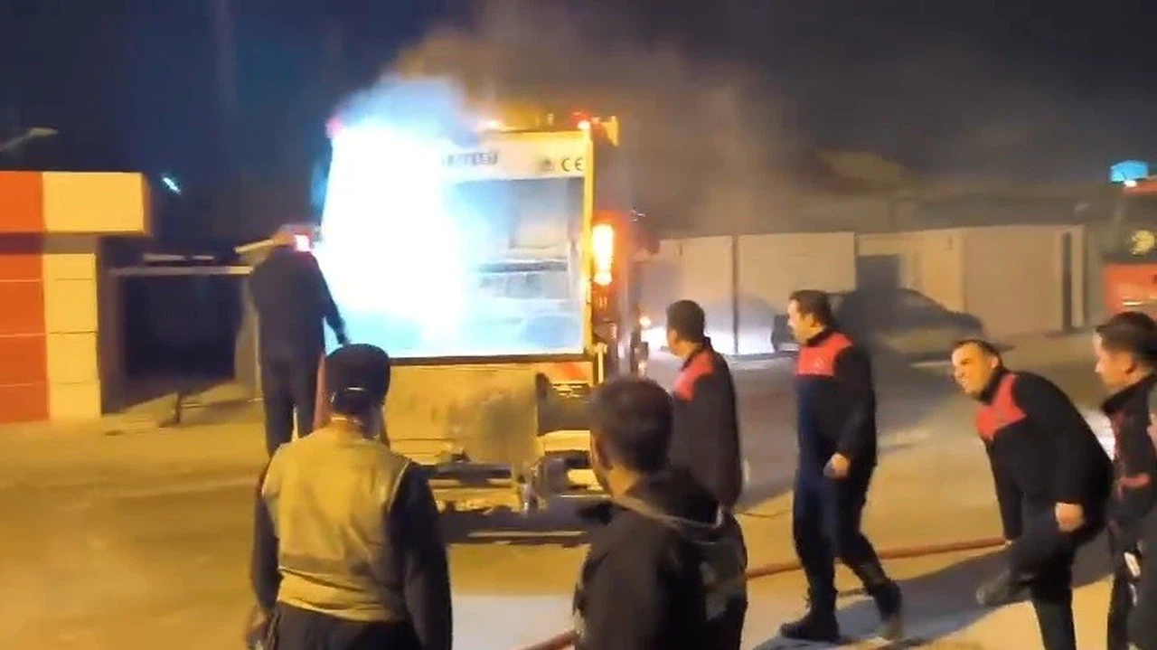 Çöp toplarken kamyon bir anda alev aldı!