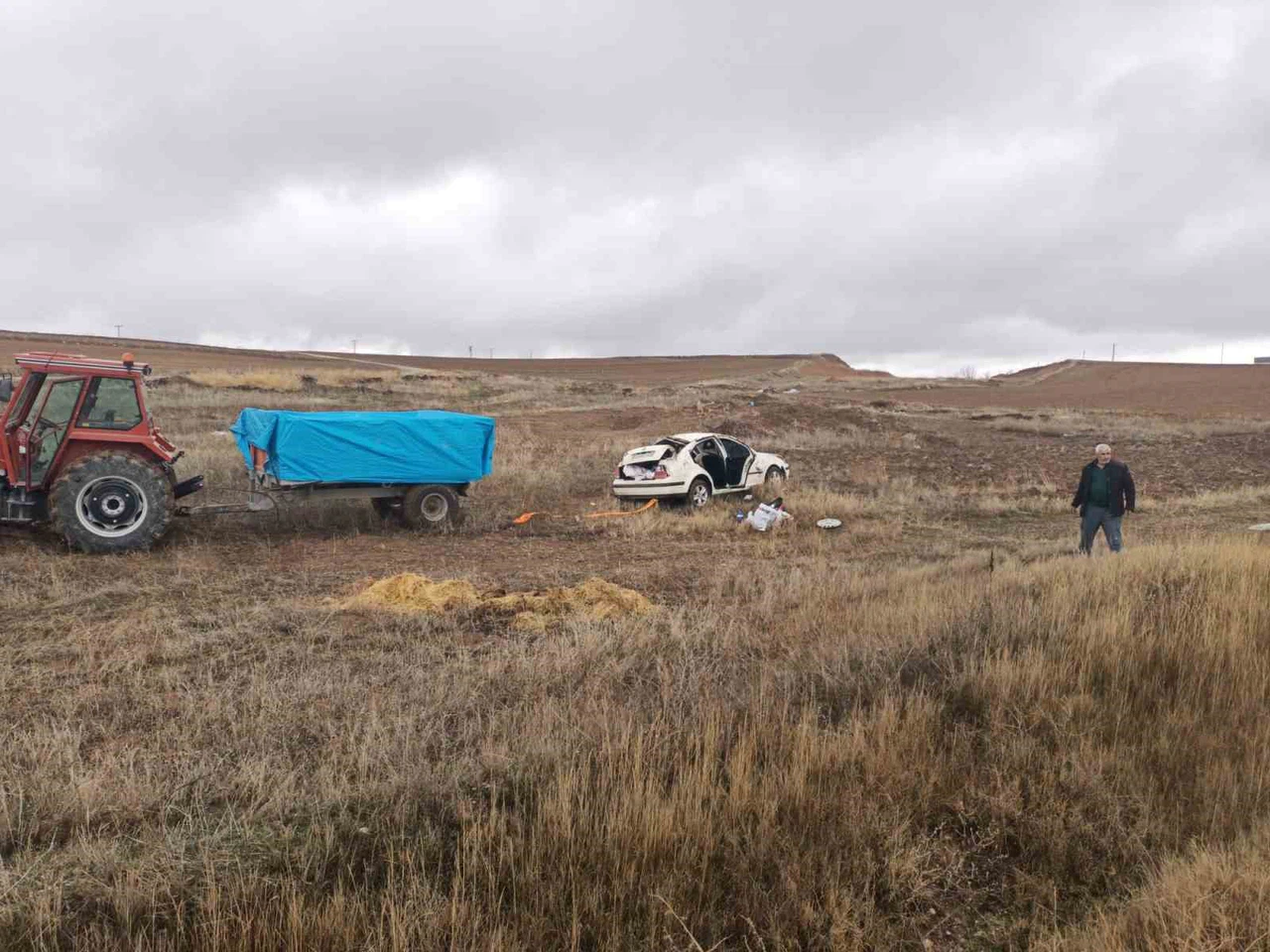 Çorum'da tarlaya yuvarlanan otomobilde baba-oğul yaralandı!