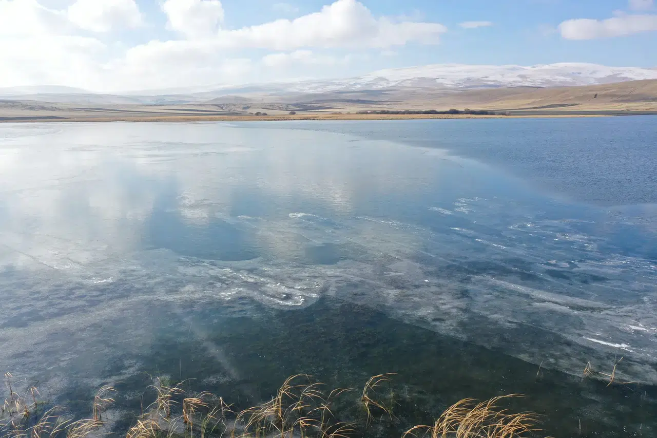 Çıldır Gölü kıyıları buz tuttu, turizm işletmeleri sezona hazırlanıyor!