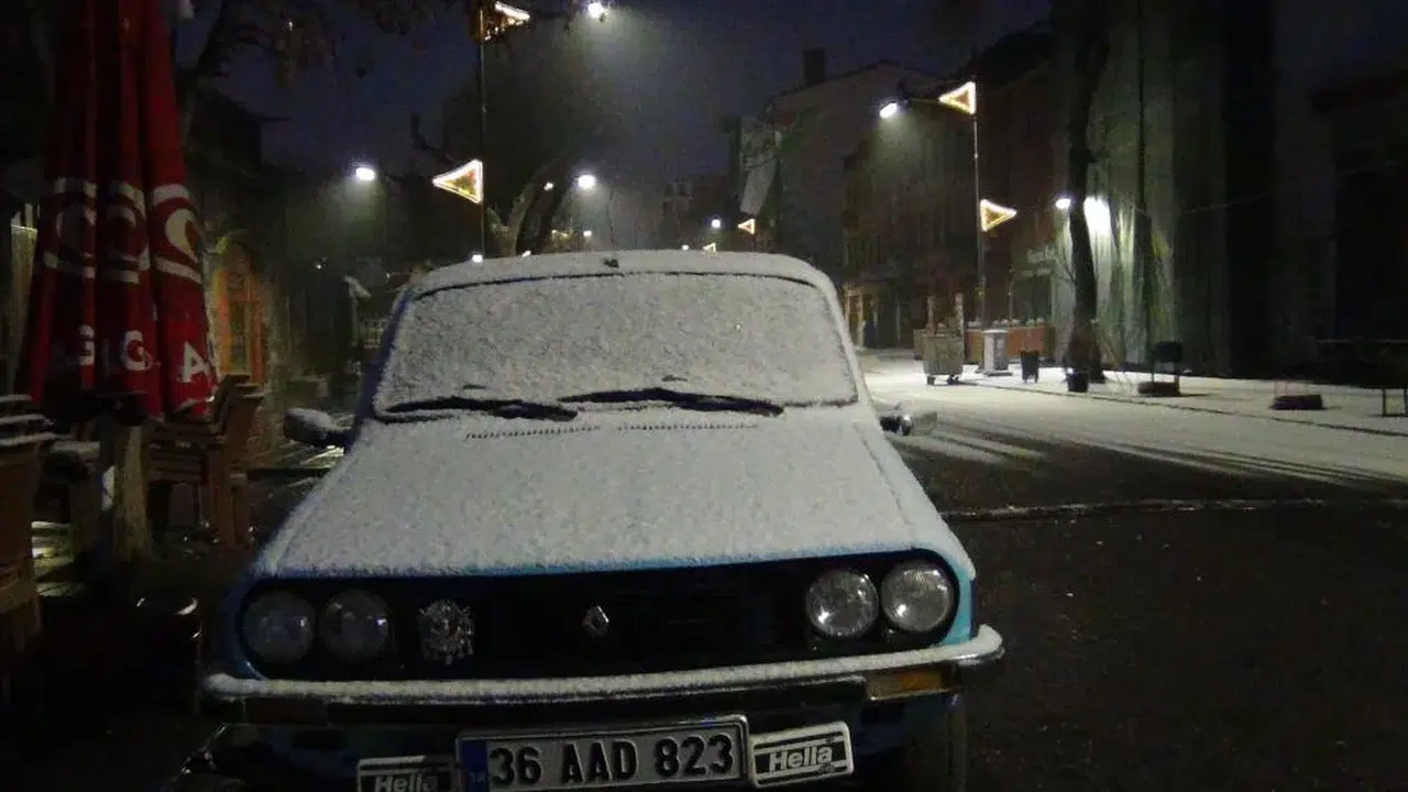 Beklenen kar sonunda geldi...Kars sabaha beyaz örtüyle uyandı!