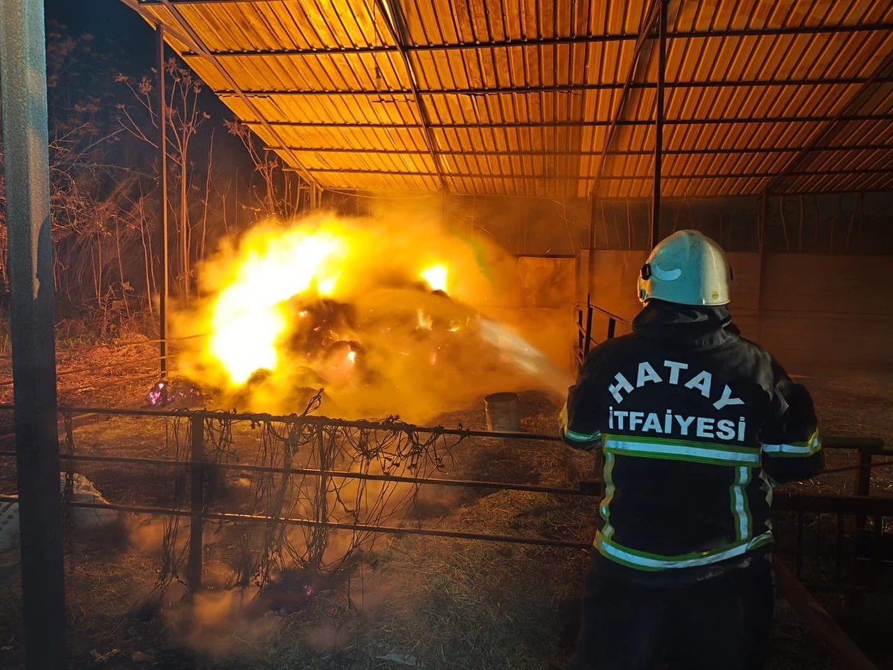 Defne’de samanlık yangını: Hızlı müdahale felaketi önledi!