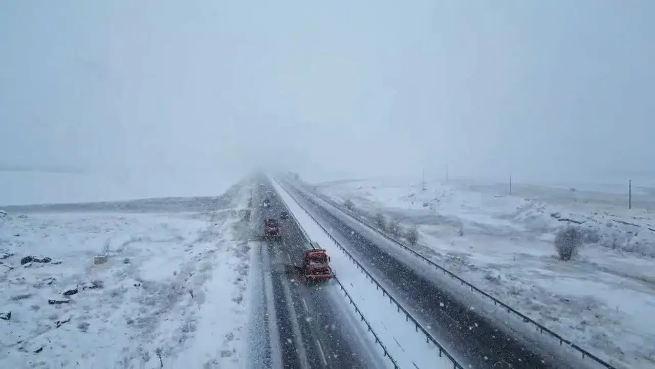 Bayburt–Gümüşhane yolunda kar engeline geçit yok!