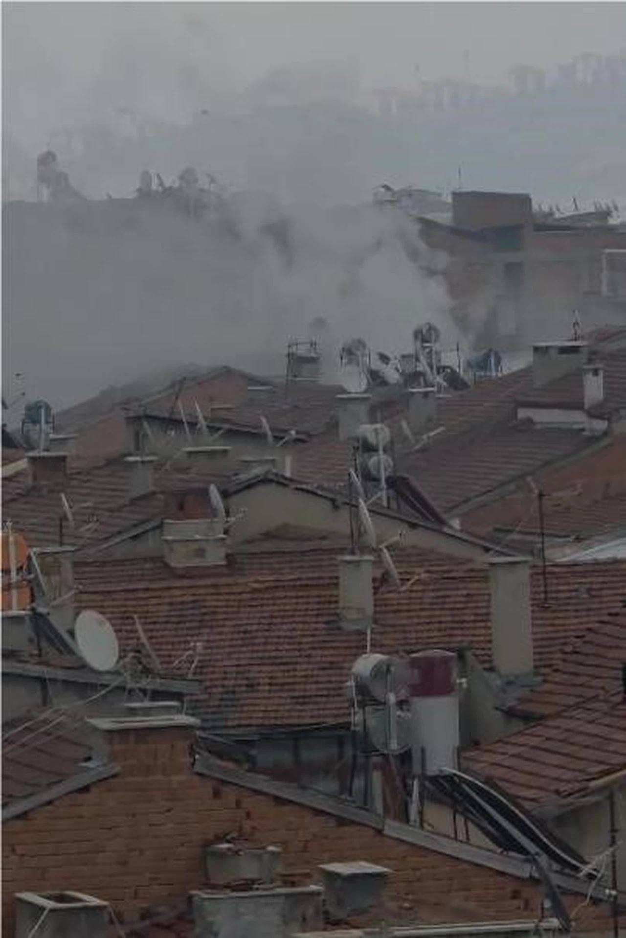 Elazığ’da yangın alarmı: Metruk bina alev aldı!
