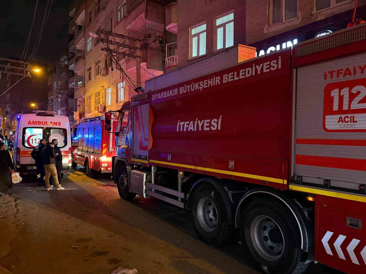 Evle birlikte akıl da gitti... Koca delirdi, kadın alevlerin içinde kaldı!