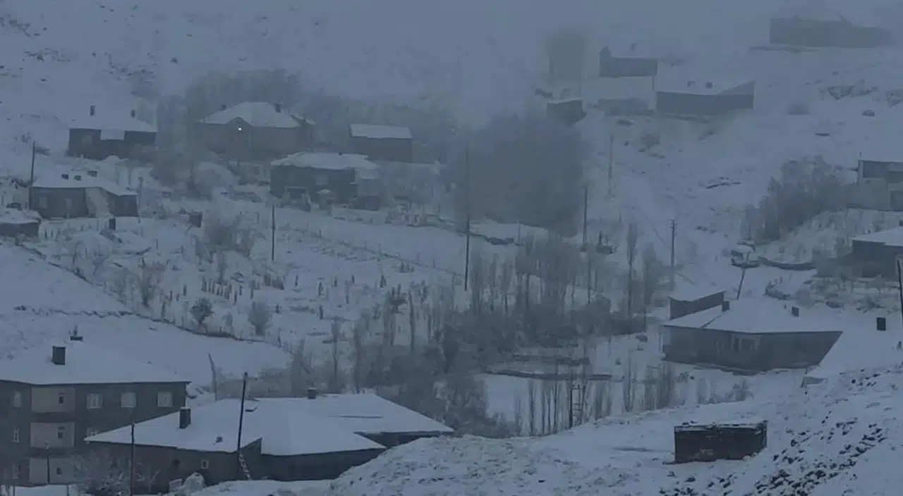 Hakkari beyaza büründü: Kapalı yollarda çalışmalar sürüyor