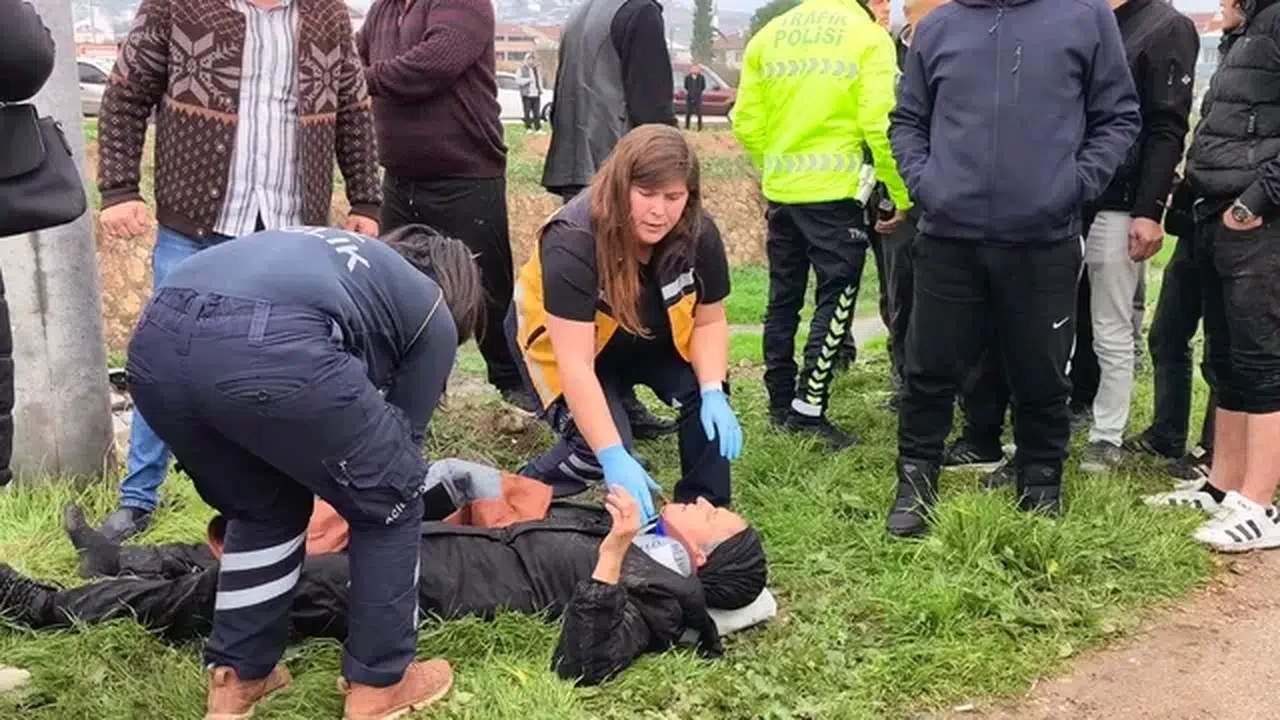 Akhisar’da can pazarı: Otomobil dere yatağına düştü!