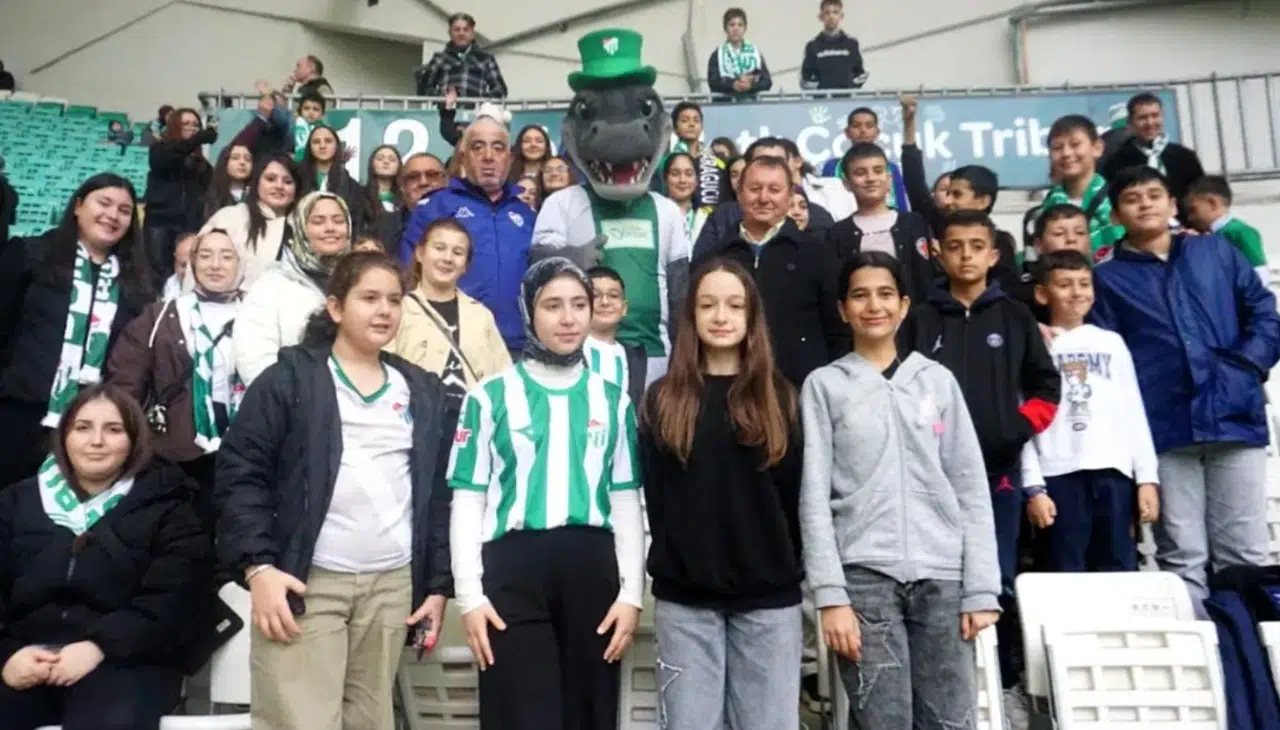 Osmangazi Belediyesi 100 çocuğu maça götürdü: Tribünde Bursaspor heyecanı