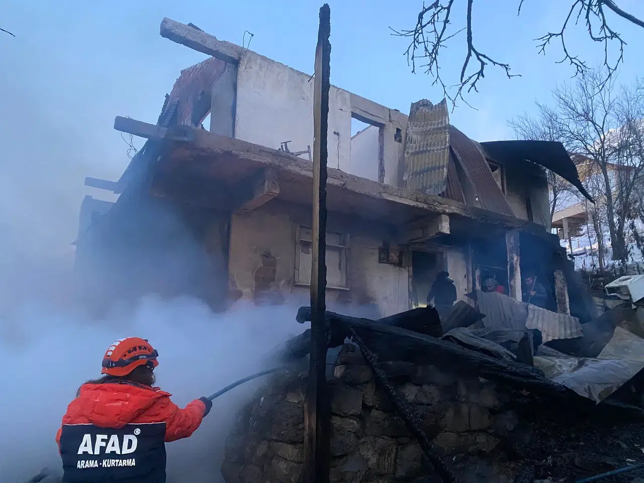 Kar yolu kapadı, Şavşat’ta ev yangını korkuttu!