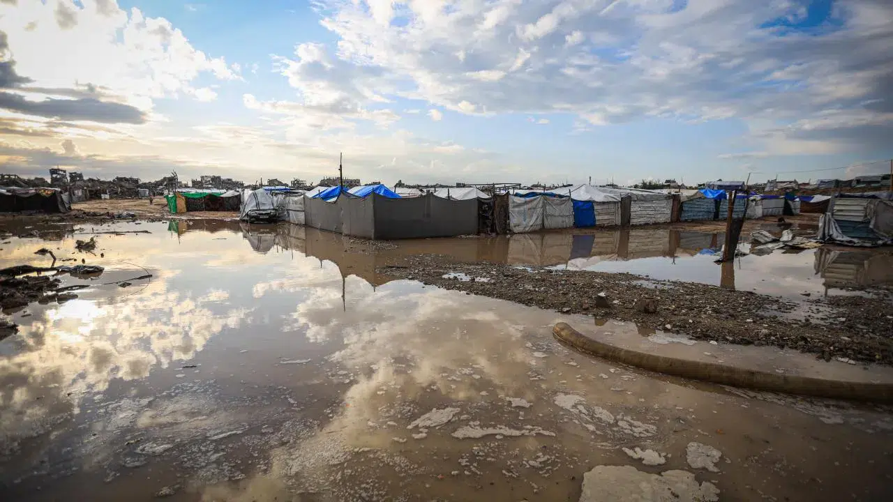 Şiddetli yağış Gazze’yi vurdu: Yüzlerce çadır sular altında