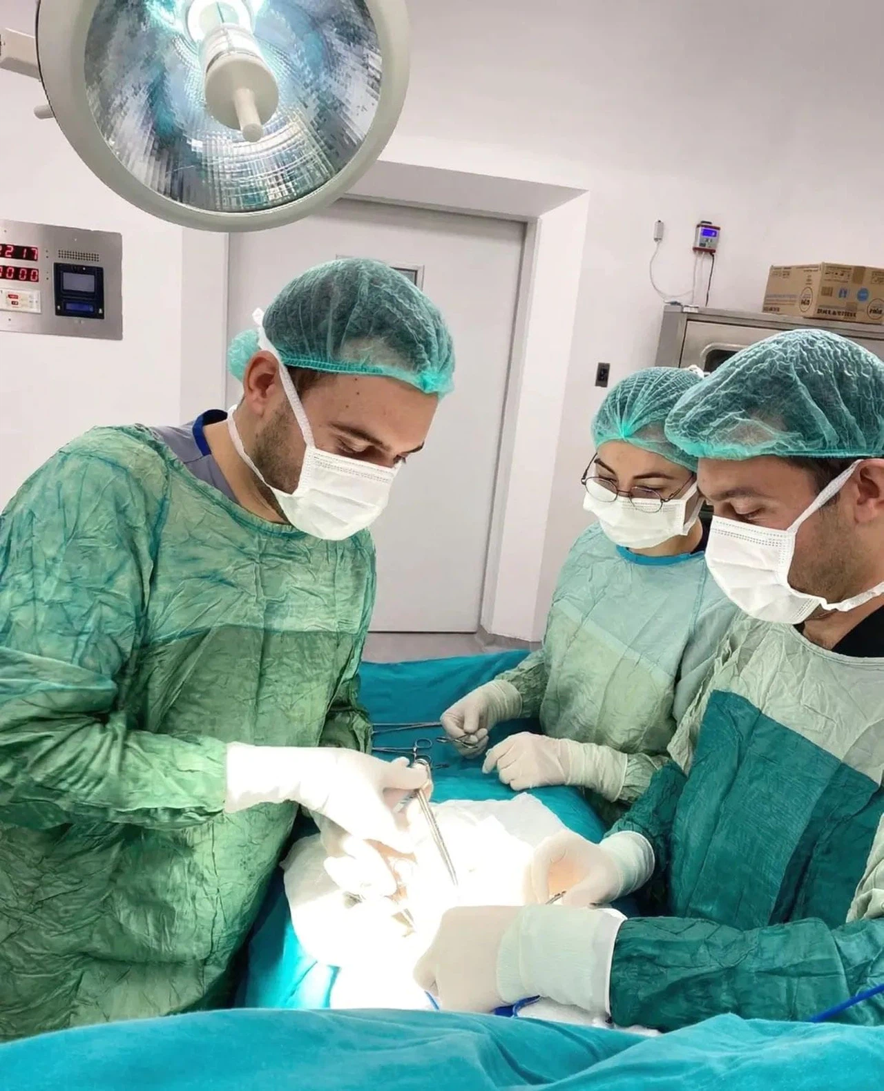 Şuhut Devlet Hastanesi’nden başarılı ameliyat: Yama ile fıtık onarımı!