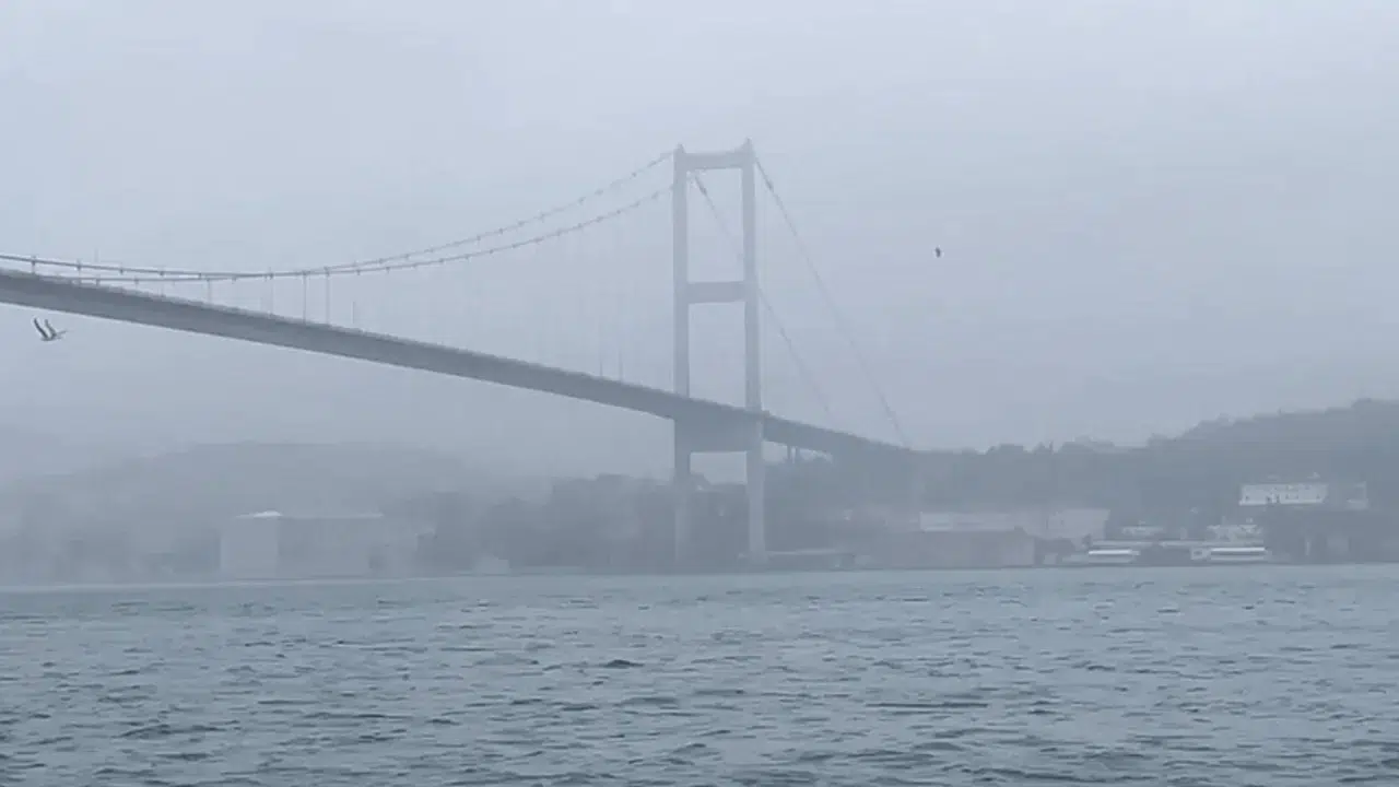 İstanbul Boğazı'nda sis engeli! Tüm geçişler durduruldu…
