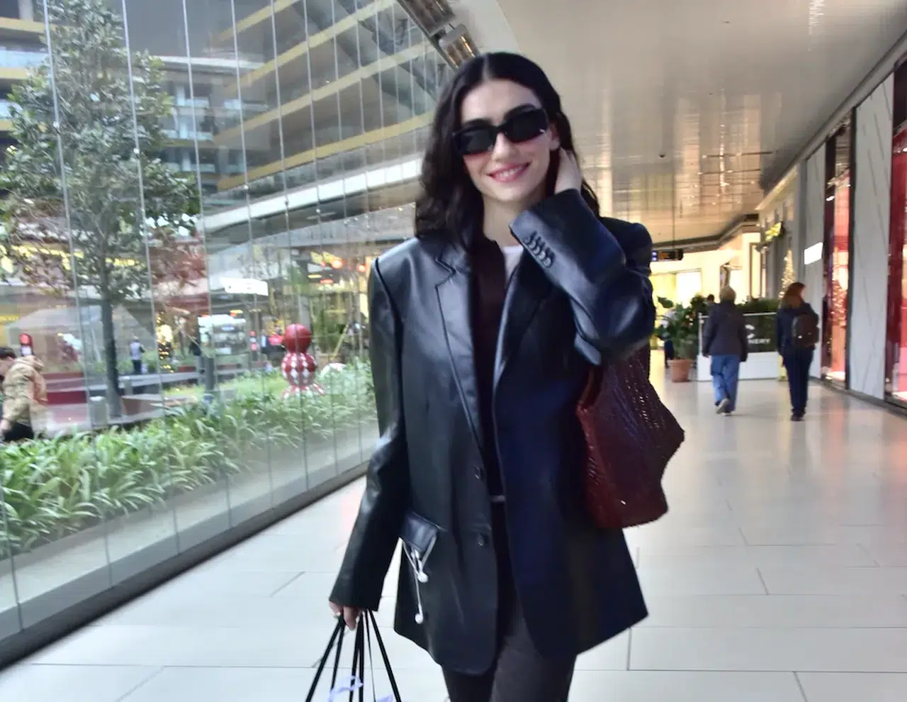 Güzelliğiyle dikkat çekti! Hazar Ergüçlü AVM turu gündem oldu