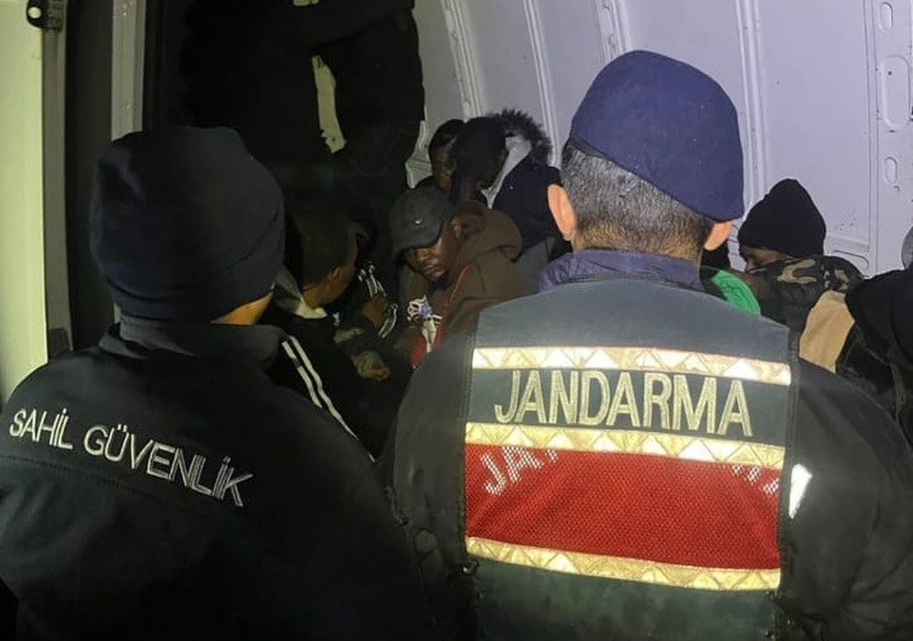 Dikili’de gece sessizliği operasyona dönüştü... Gizli geçiş hazırlığı ortaya çıktı!