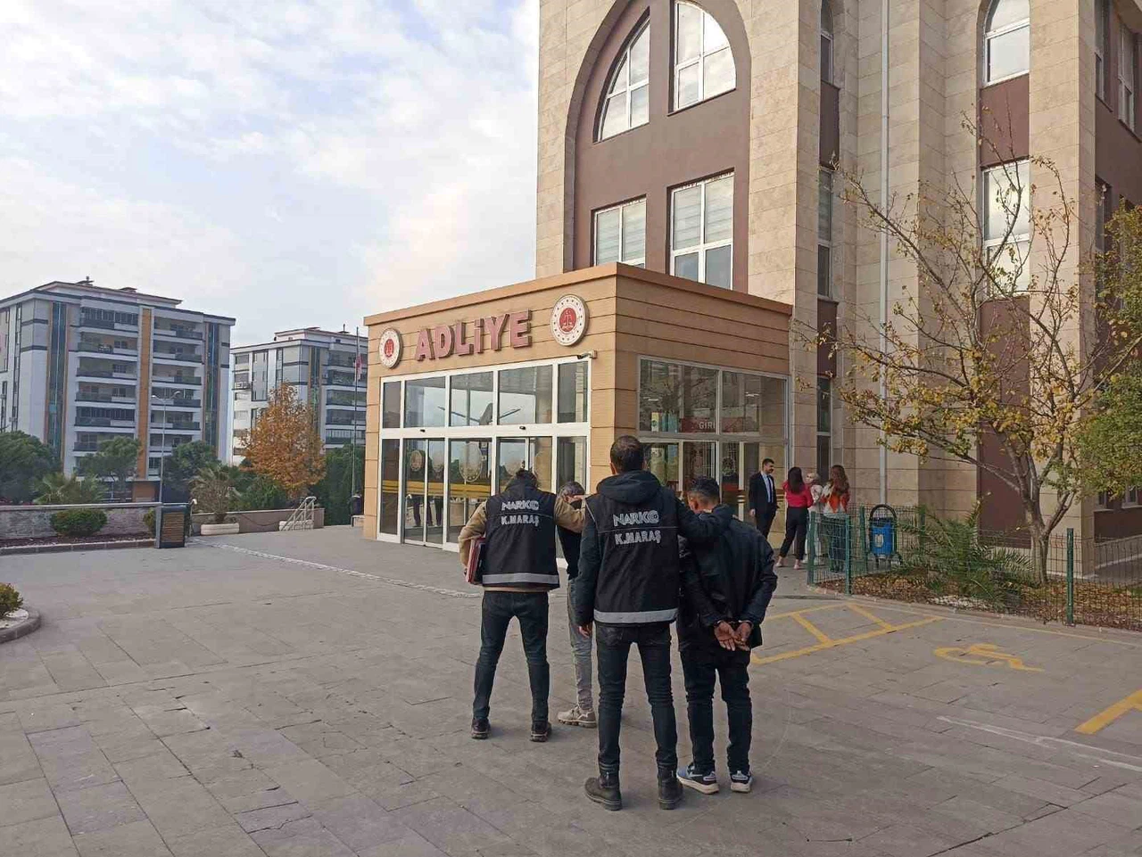 Kentte operasyon üstüne operasyon: Binlerce hap ve 11 telefon ele geçirildi