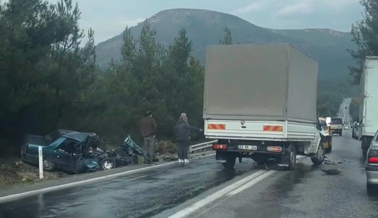 Menderes-Gümüldür yolunda kafa kafaya facia: 2 ölü!