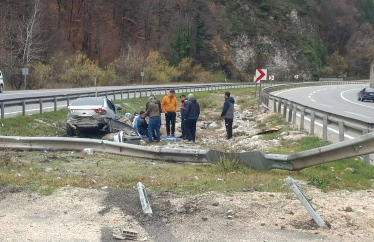 Mezit Boğazı’nda kaza: Otomobil bariyerlere çarpıp refüje girdi
