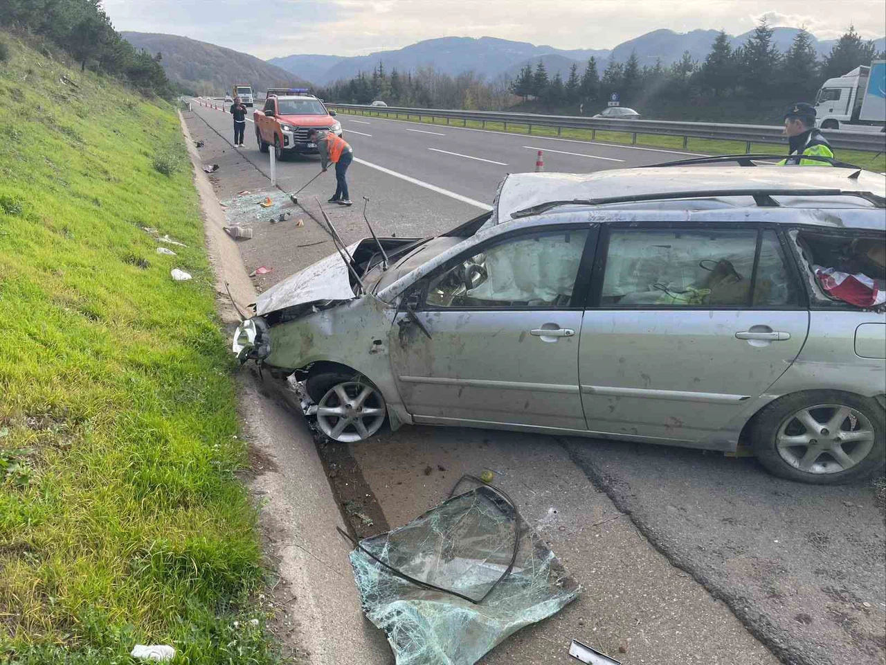 Lastik patladı, direksiyon şaştı... Sakarya'da kaza turu!
