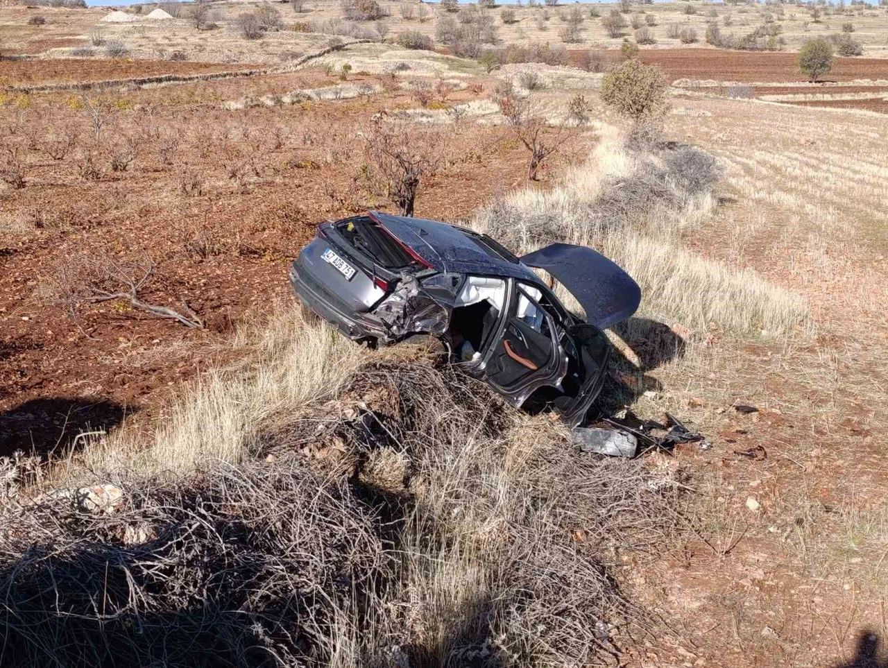 Midyat yolunda panik anları! Kontrolden çıkan araç devrildi