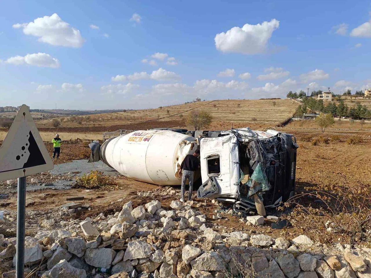 Kontrolden çıkan beton mikseri takla attı: Sürücü sıkıştı!