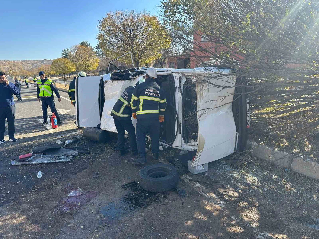 Yüce mahallesi’nde hareketli dakikalar: Otomobil takla attı!